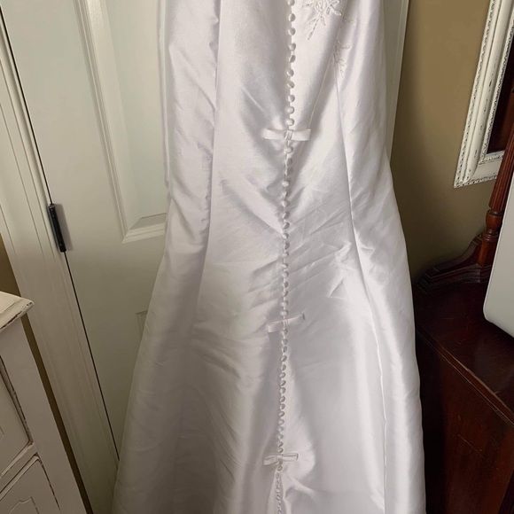 Wedding Dress - Picture 4 of 9